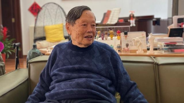 杨振宁|101岁杨振宁露面！脸颊凹陷嘴唇干裂似缺水，住斑驳老屋引热议