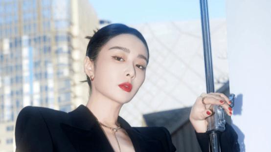 |高叶真空西装惊艳红毯，李小冉皱纹明显，倪妮白皙如雪