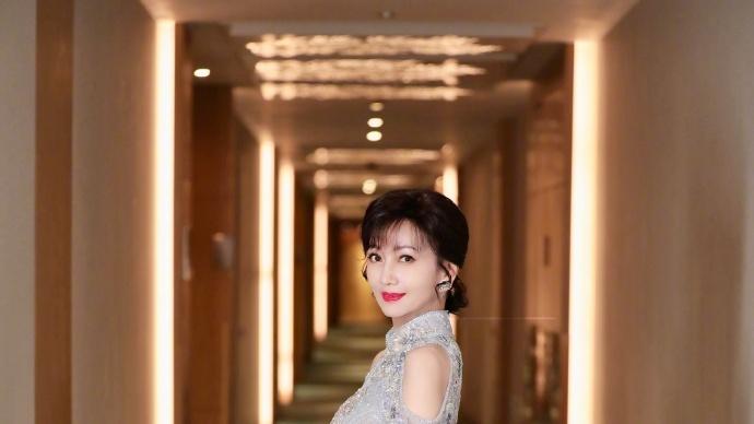 时光不老！70岁“最美白娘子”旗袍造型大胆创新，挖洞、开高衩引爆时尚界