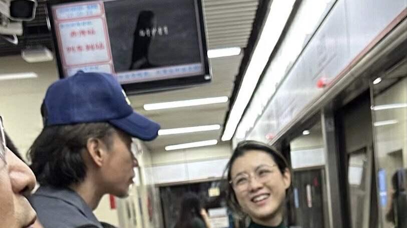 TVB视帝北上拍剧，家人惊喜探班，妻子素颜现身溜冰场太吸睛