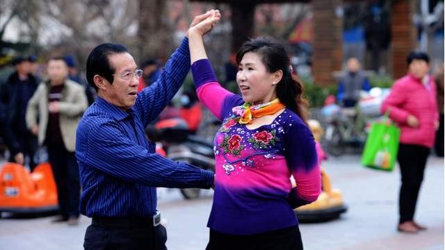 65岁大爷哭诉：退休后沉迷交谊舞，想不到会毁了我的家庭......