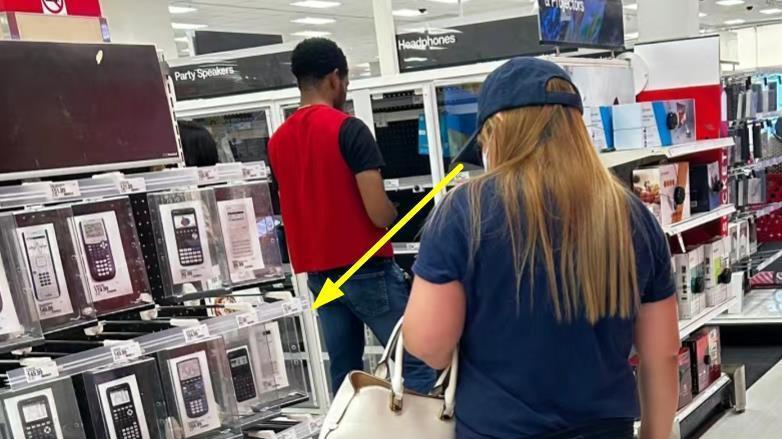 38岁凤姐国外超市买手机，背5800包搭配成套，出国原因被扒引争议