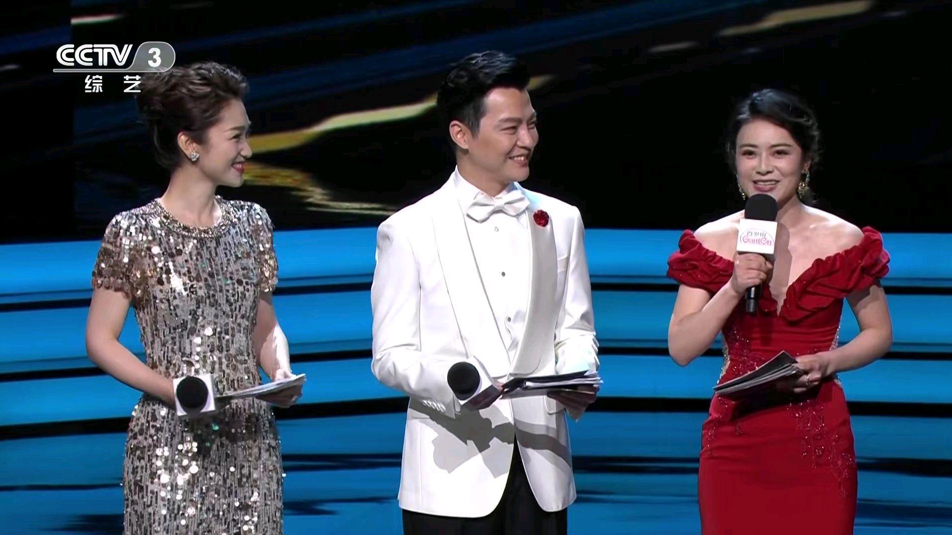 应采儿|上影节开幕式主持，陈辰英文流畅注重细节，气场不输央视门面蓝羽