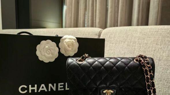 郭美美高调官宣新恋情，男友送名牌包苹果手机，豪车自拍好惬意