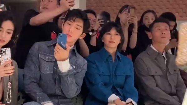 井柏然坐台下拍刘雯走秀，对方路过目不斜视，两人越来越有夫妻相