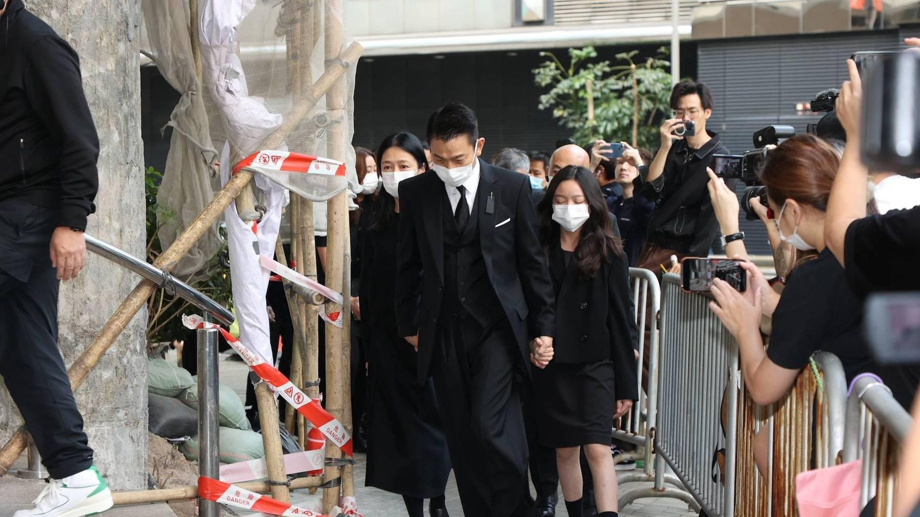 刘德华11岁女儿时隔5年露面！眉头深锁送别爷爷，长得与妈妈极像