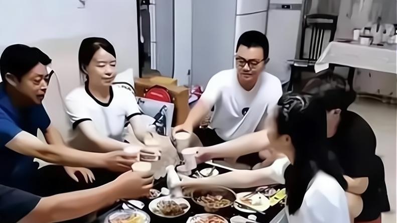 其乐融融！田静郭威小两口带娃到外婆家过节，不见许妈姚爸太心酸