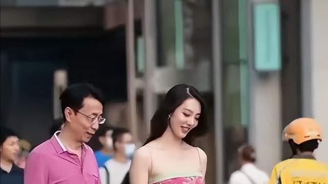 董小姐|曝中石油董事带美女逛街被拍，女主私密照被扒，身材火辣性感