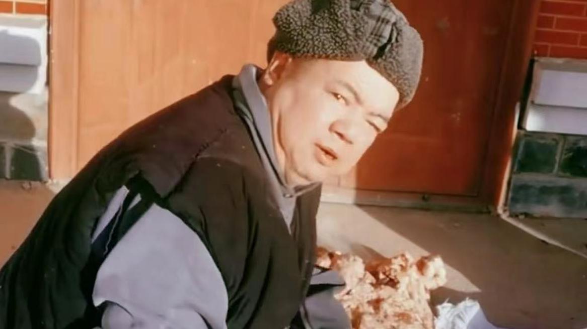 49岁知名男星回乡过年！买半只猪做菜显豪迈，没戏拍时做过环卫工