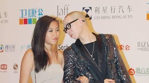 裙装 留长发的窦靖童太给妈长脸！裙装配高跟宛如名媛，美得像换了张脸！