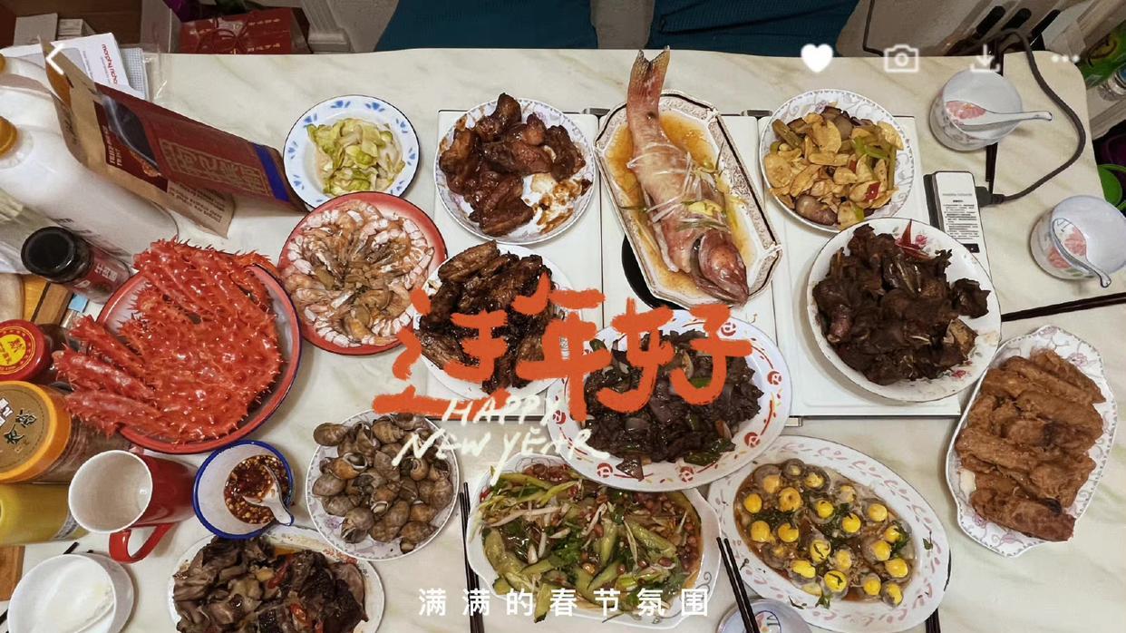 姚晨|姚晨带孩子回老家过年，素颜吃席皮肤松弛，与荧幕形象差距大