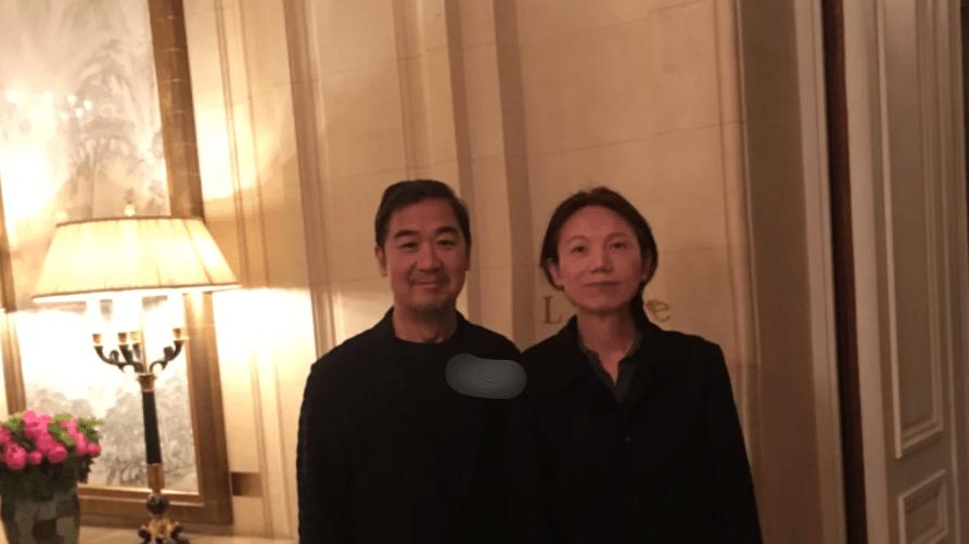 张国立|张国立在巴黎参加华人聚会，身材暴瘦疑定居法国，搂邓婕狂秀恩爱！