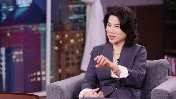 穿衣搭配 看到68岁董明珠的打扮，我悟了：穿衣素雅，不化浓妆，越老越耐看