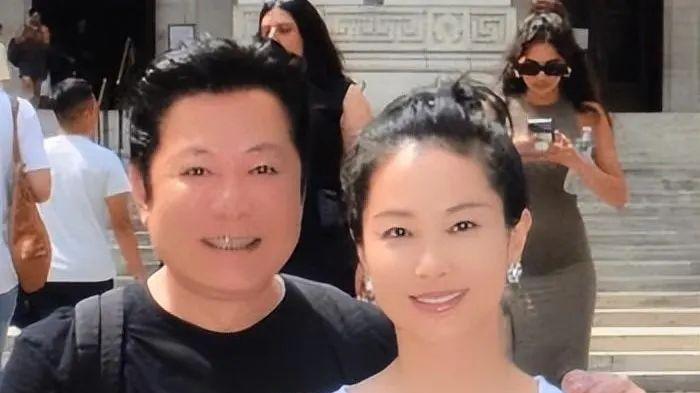 57岁老演员三代人定居美国：高调炫耀奢华生活，声称我奋斗我享受