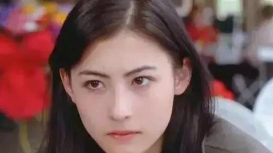 张柏芝|张柏芝返港，搭乘飞机时和空姐大打出手，僵持1小时被赶下飞机！