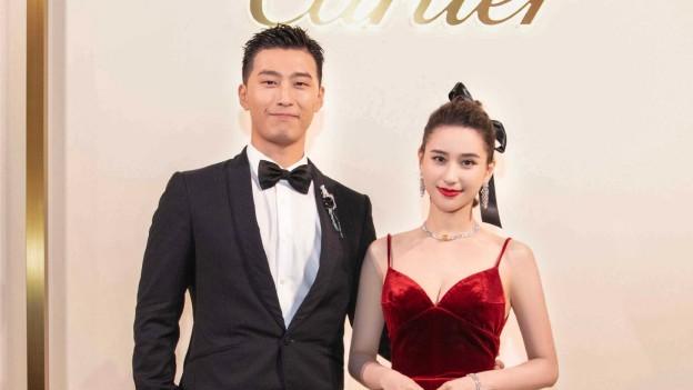 何超莲|何超莲和窦骁刚完婚，一身红丝绒裙凹凸有致，31岁美到了骨子里