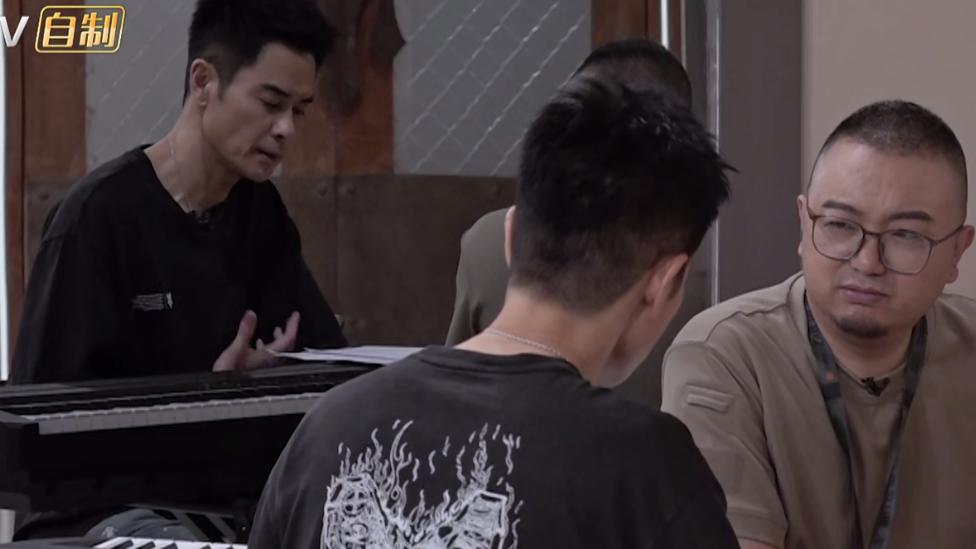 郑嘉颖第1次公演就被淘汰，还满脸开心，他完全融入不到这个圈子