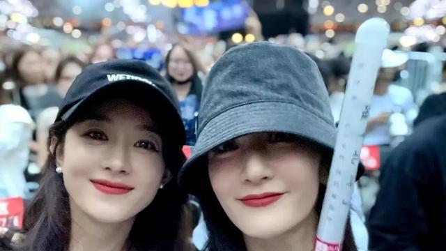 谢娜晒与赵丽颖合照，配文写道：大哥和二弟，未LIVE合体