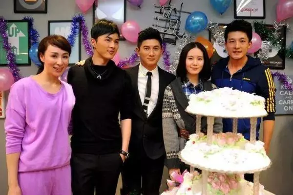 吴奇隆|一家三口的幸福时刻，吴奇隆带儿子为刘诗诗庆生温馨有爱