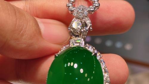 3000万的翡翠原石，一刀干出玻璃种帝王绿，轻松赚取1个亿！