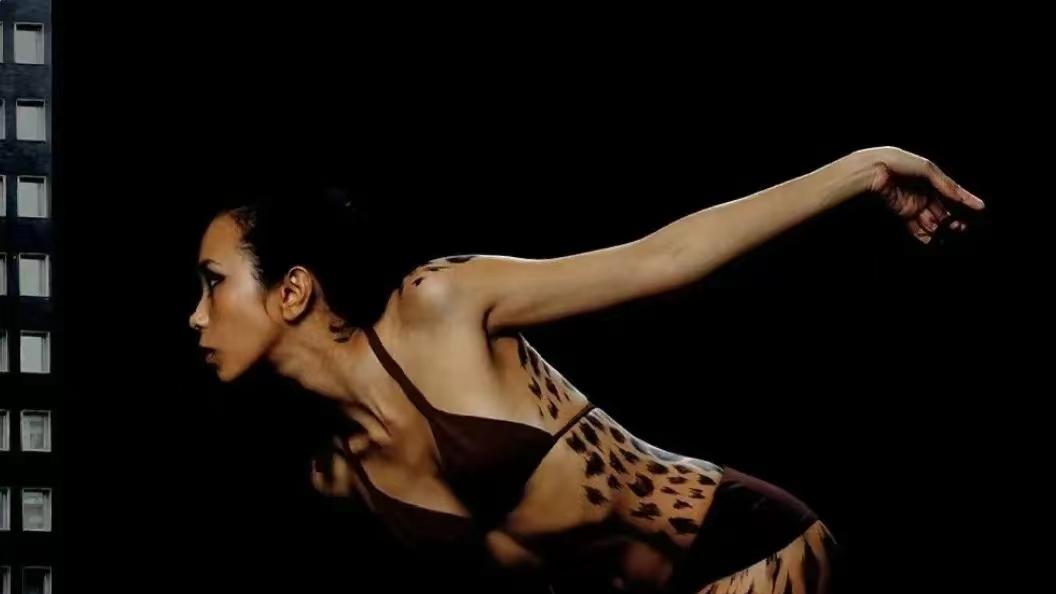 莫文蔚公开绝版写真，穿着豹纹长腿魅力性感，让大家一饱眼福。