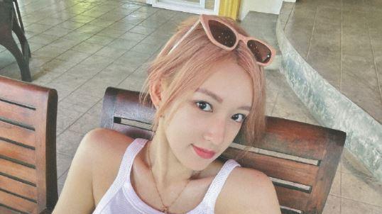 程潇|程潇晒度假照片，穿玫红泳装秀好身材，被称为人间芭比