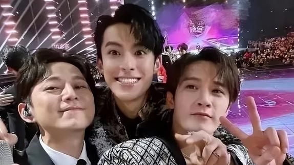 何炅|丧母又丧父？何炅跨年夜泪流不止，观众却吐槽他戏精抢风头