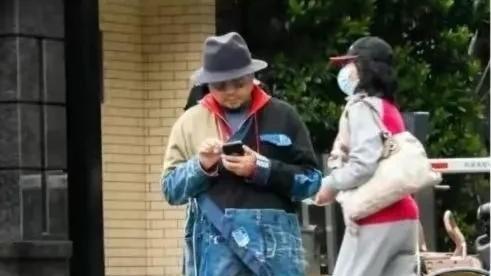 张扬|51岁徐峥胖到认不出！穿美国国旗服装逛上海，衣品前卫又不失时尚