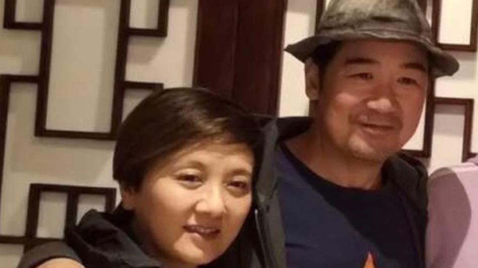 张国立|68岁张国立疑定居法国！紧抱娇妻现身高档餐厅，生活质量让人羡慕