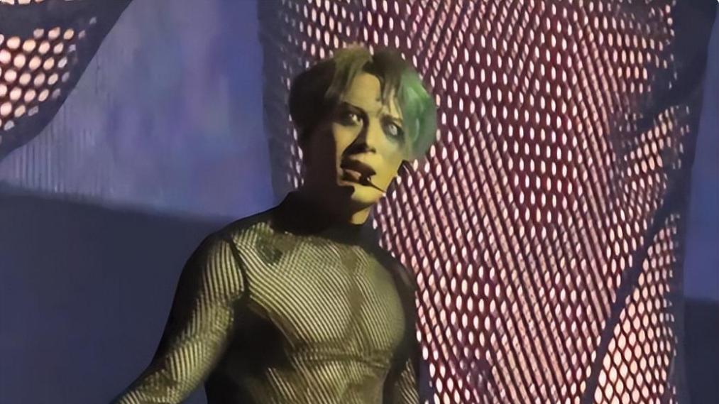 爱国|港星有多爱国？王嘉尔演唱会怒怼外媒，陈百祥怒斥无良记者