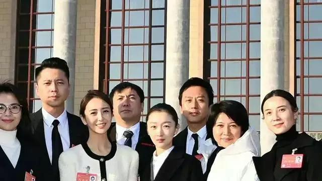 迪丽热巴|8位演员素颜合影！刘涛知性，宋佳大气，佟丽娅周冬雨共用一张脸