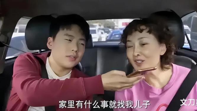 迪士尼+|50岁牛莉惹争议，健身与男私教太亲密臀部紧挨对方，还被私教搂腰