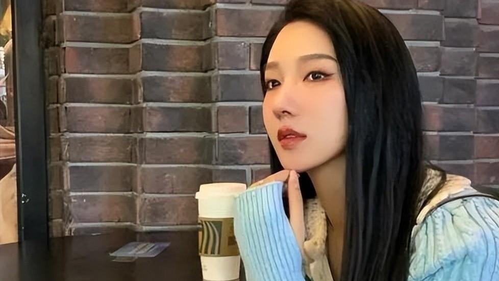 都美竹|都美竹首次接受采访，面部僵硬苹果肌肿胀，网友：还没主持人好看！