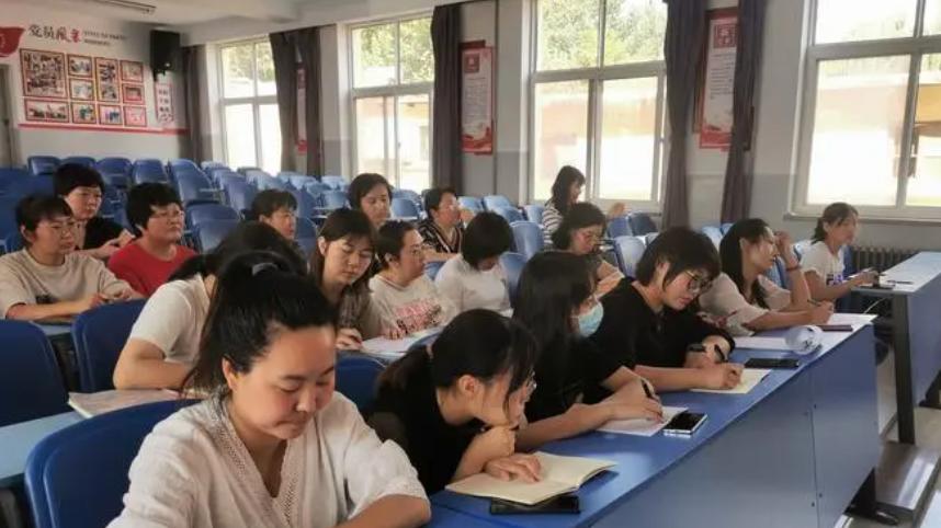 教师|学校办公室课间画面走红，老师堪比“调解员”，谁说教小学轻松