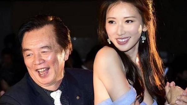 这是林志玲最想删掉的照片，穿低胸裙与父亲贴身共舞，零距离好尴尬