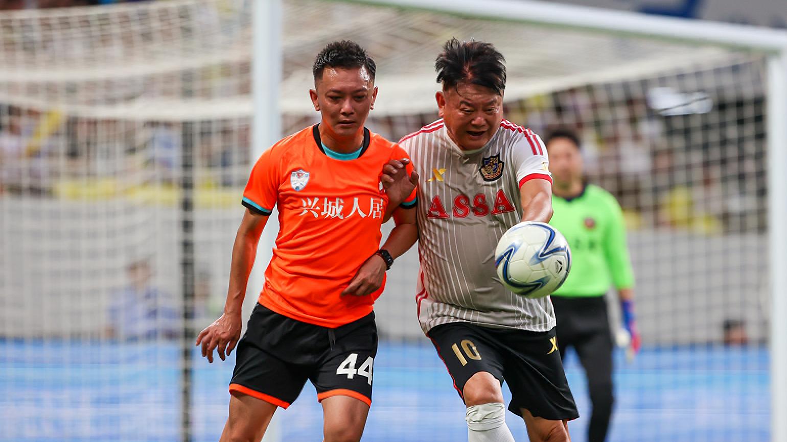 官宣！香港明星足球队再赴贵州，陈百祥黄日华领衔，热度拉满