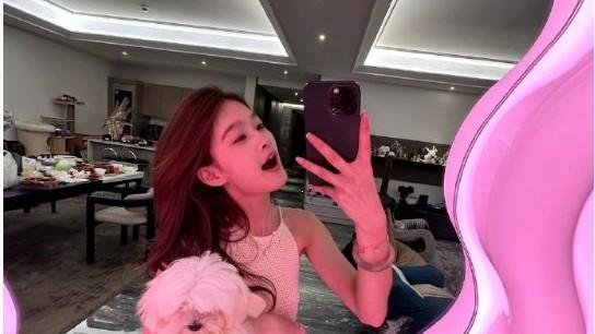 王思聪家成网红打卡点，对着7万元镜子拍照，网友：居然都不吃醋