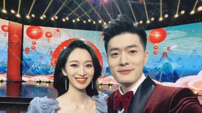 春晚|生娃不到一月恢复好身材，王治郅娇妻不愧为北大才女，还主持春晚