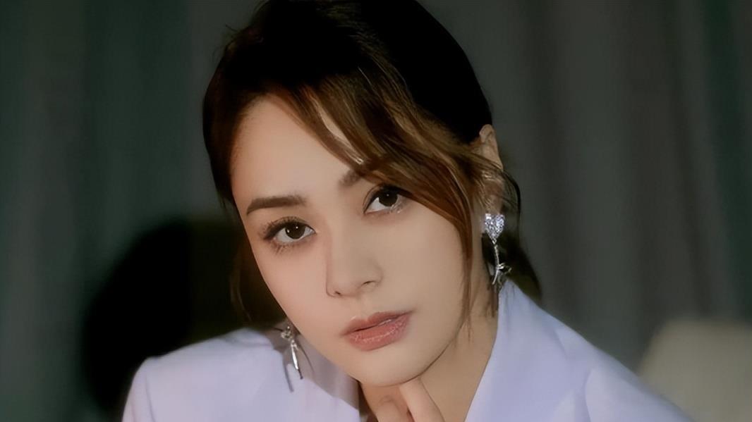 大瓜！曝阿娇与女网红恋爱，二人街头接吻感情甜蜜，秦奋成过去式