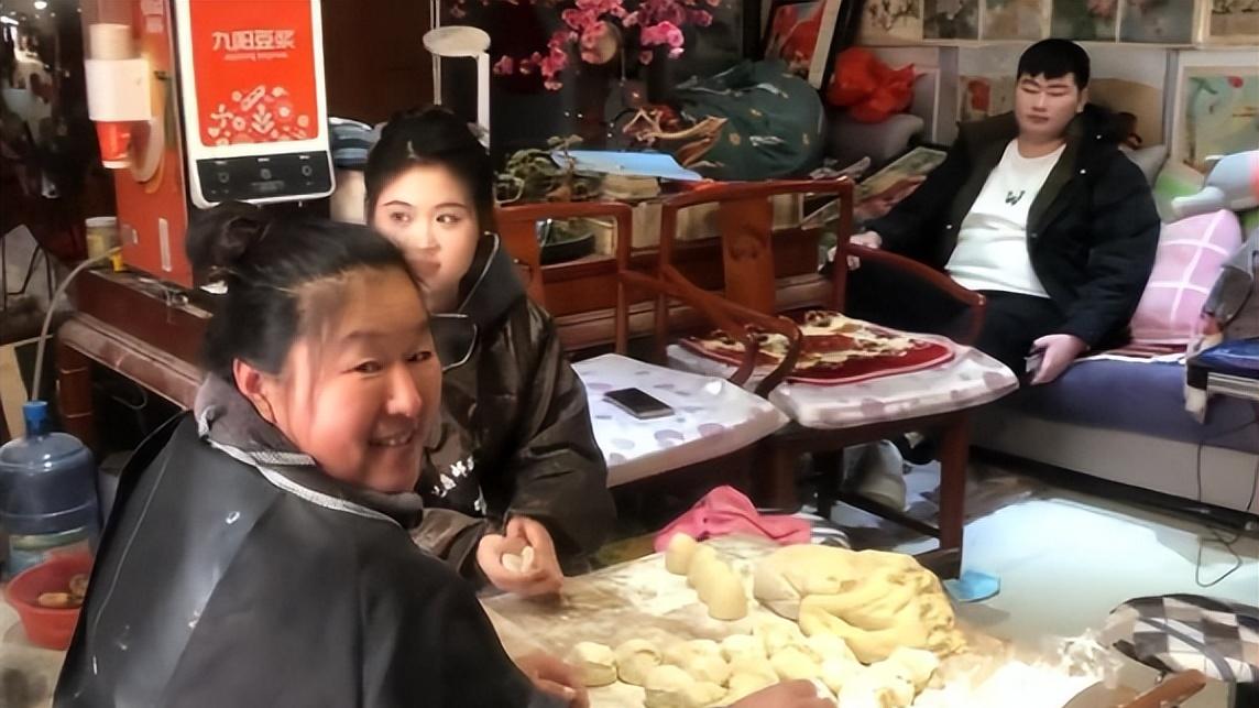 陈萌|娶对人了？陈萌帮婆婆蒸馒头，小伟在旁玩手机睡觉，大衣哥忙奖励