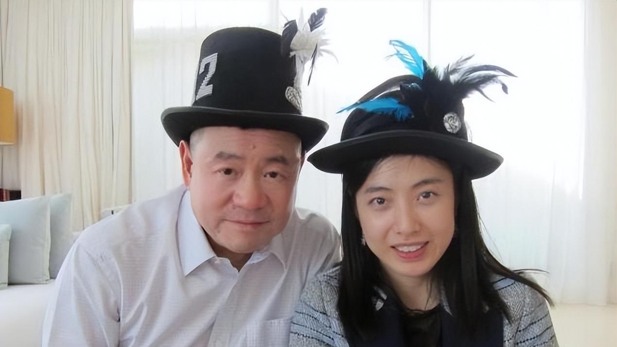 郭嘉文|香港百亿富豪结婚，妻子颜值却引热议，梁洛施郭嘉文只能嫉妒不已