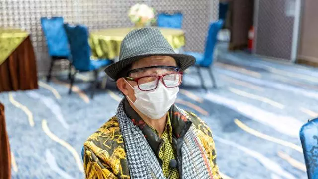 梅妈宣布不再供养70岁儿子，梅启明激动回应：我并非无所事事