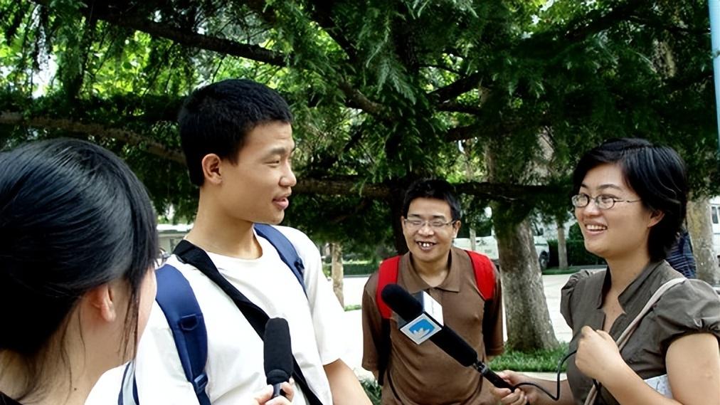 网友在老家偶遇韦东奕，韦神眼带笑意脚底生风，身上有爸爸的影子