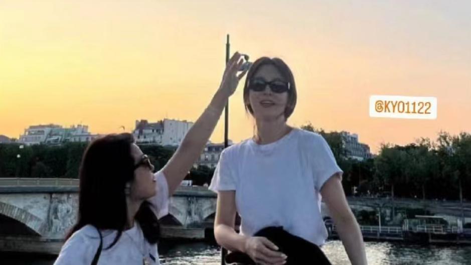 |宋慧乔好友晒其照片：乔妹坐湖边好惬意，与友人合照显俏皮