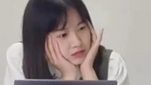 |女老师上课嘟嘴托腮疑被网暴，称其不像老师，学生：少管闲事