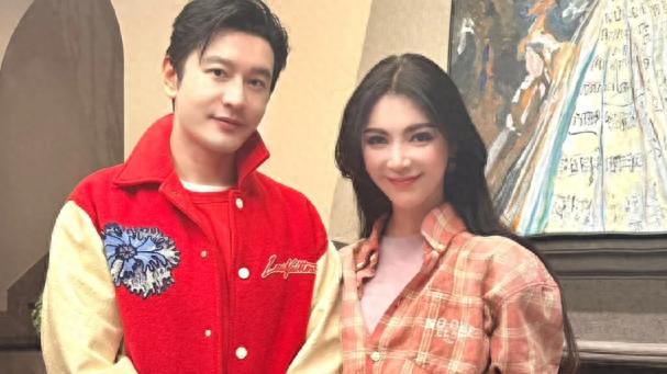 46岁黄晓明参加双旦聚会！与小15岁叶珂亲密合影，笑容满面似情侣