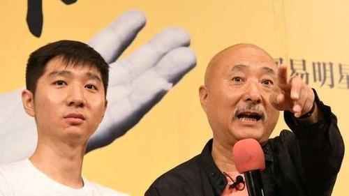 陈佩斯豪宅被曝光，4个孙子和他长得非常相似