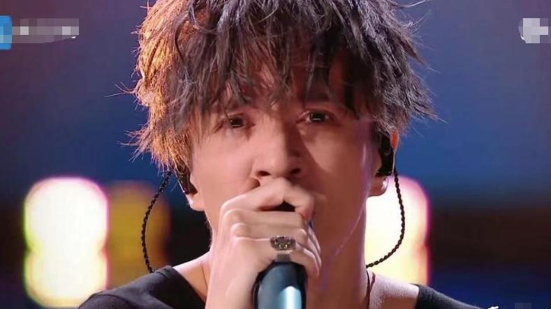 |好声音录制人员爆猛料，谢霆锋坚守原则不收转腚费，薛之谦被针对