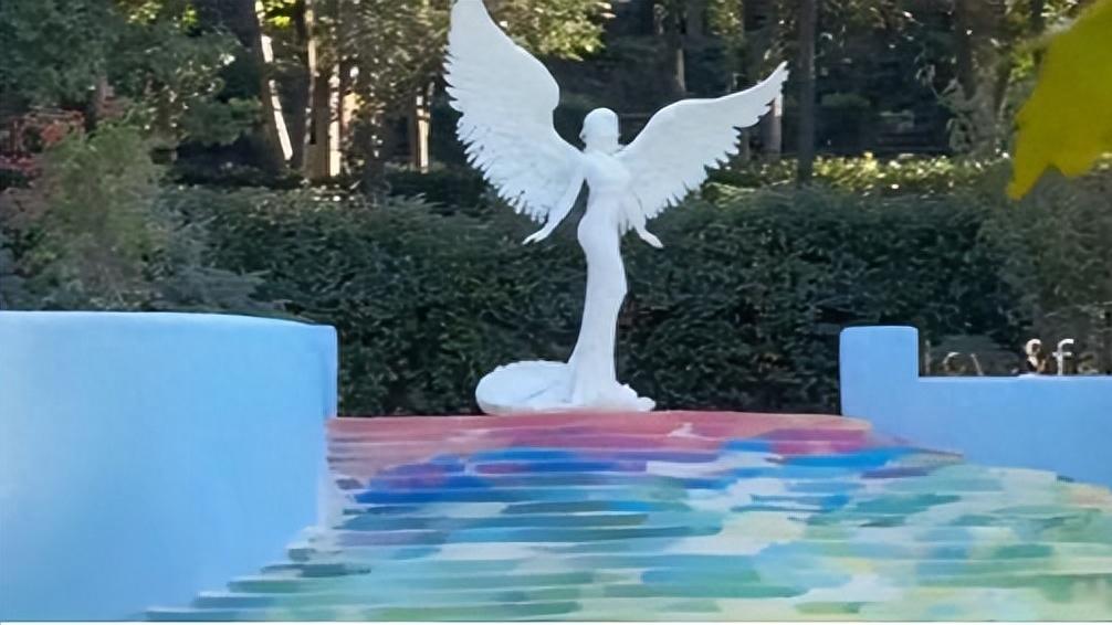 李玟骨灰安葬仪式曝光，价值百万汉白玉天使雕塑，粉丝含泪送别