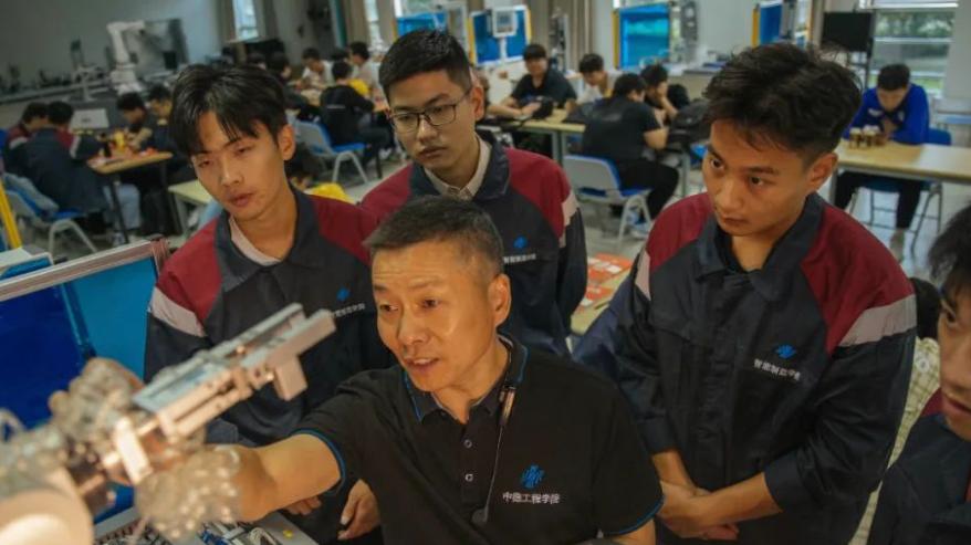 闽江学院|网曝闽江学院女生实习冠捷电子，时薪30学校抽21，白班夜班连轴转